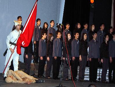 NEVIT KODALLı - Kaymakamın Yazdığı İstiklal Marşı Oratoryosunu Sahnelendiren Öğrenciler Duygulandırdı