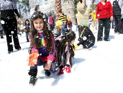 Mersin Sahiline Kar Yağdırdılar