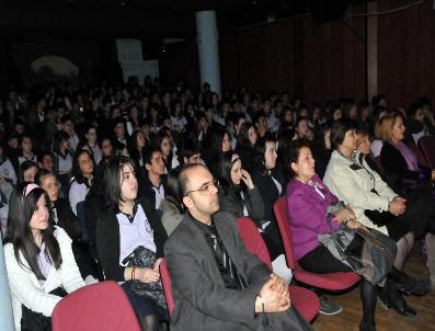 Çanakkale Şehitlerini Anlatan Tiyatro İzleyenleri Duygulandırıyor