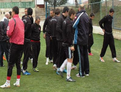 YAŞAR GÜNGÖR - Denizli Belediyesporlu Futbolcular, Erhan’I Kaybetmenin Üzüntüsünü Yaşıyor