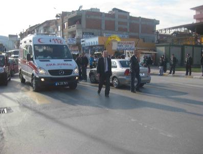 ÇARK CADDESI - Otomobilin Çarptığı İki Kişi Yaralandı