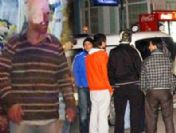 Silahlı soyguncuyla boğuştu