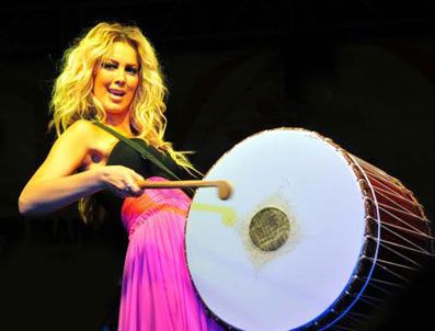 PETEK DİNÇÖZ - Petek Dinçöz İbrahim Tatlıses'i unutmadı!