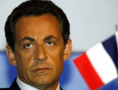 Sarkozy'in burnu kulakları uzadı