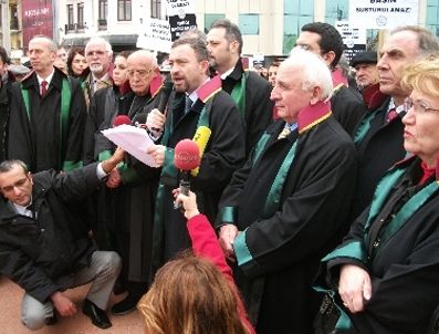 GENÇ SIVILLER - Avukat ve hukukçular cübbeleriyle yürüdü