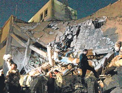 EL ARABIYA - Kaddafi'nin karargahına hava saldırısı düzenlendi