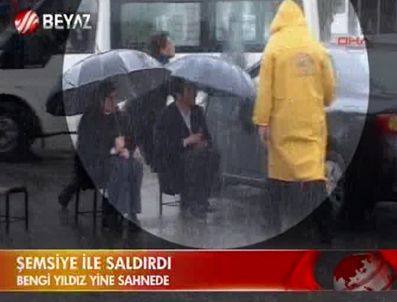 BENGI YıLDıZ - Bdp'li Milletvekili Bu Kez De Şemsiyeyle Saldırdı