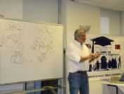 Salih Memecan karikatürlerini tablet PC'de hazırlıyor