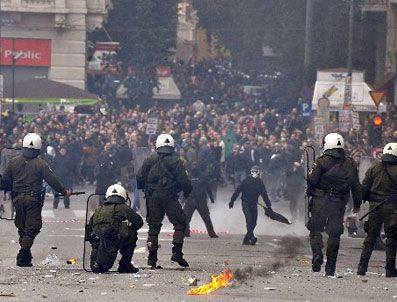 HAFıZ ESAD - Göstericilerin üzerine ateş açıldı: 20 ölü