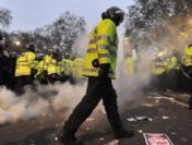 Londra karıştı: 4 polis yaralı, 13 gözaltı