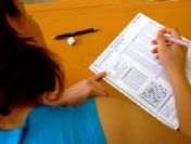 Öğrenciler sınavda veliler dışarda sınav heyecanı yaşadı