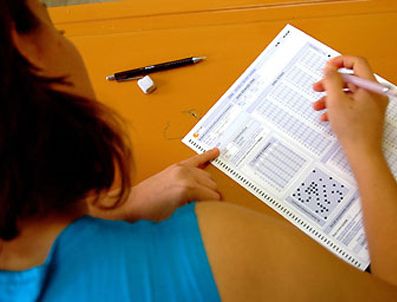 Öğrenciler sınavda veliler dışarda sınav heyecanı yaşadı