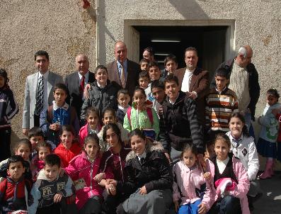 BEŞIR AYANOĞLU - Mardin Belediyesi Okullara 10 Bin Kitap Dağıttı