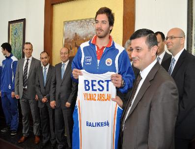 RONA YıRCALı - Balıkesir Valisi Arslan, Basketbol Şampiyonu Best‘i Altınla Ödüllendirdi