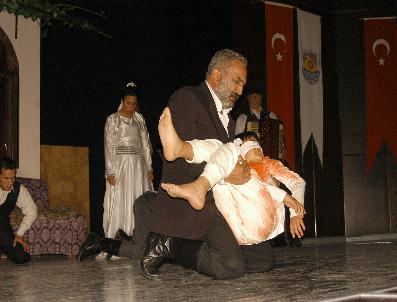 Tarsus‘Ta Türk Dünyası Tiyatro Günleri Başladı
