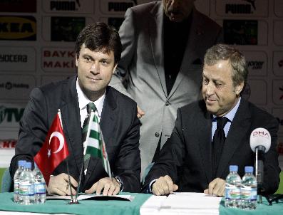 Ertuğrul Sağlam, Binlerce Taraftarın Huzurunda İmza Attı