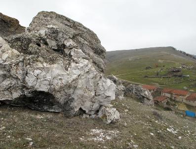 Köylüleri Korkutan Dev Kayalar Kontrol Altına Alındı