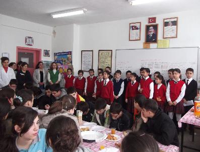 Ahi Koleji Öğrencileri Düzenledikleri Kermesle Kardeş Okula Projeksiyon Cihazı Aldı