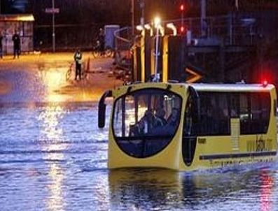 Hem karada hem suda giden otobüs