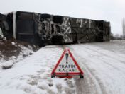 TEM'de yolcu otobüsü devrildi: 25 yaralı