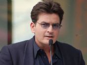 Charlie Sheen diziden kovuldu
