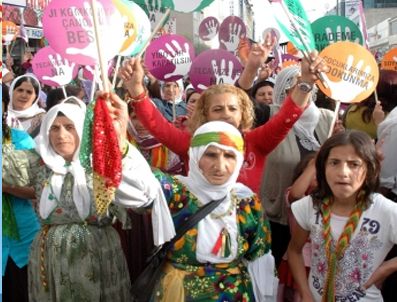 DEMOKRATIK TOPLUM PARTISI - Van'da kadınların gergin yürüyüşü