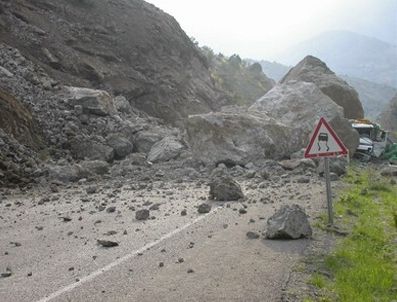 Heyelan Kahramanmaraş-Kayseri yolunu trafiğe kapattı