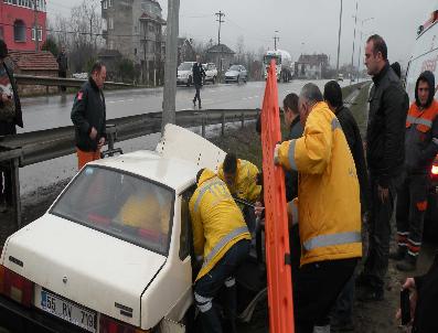 ÇıNARLıK - Otomobil Orta Refüjdeki Aydınlatma Direğine Çarptı, 3 Kişi Yaralandı