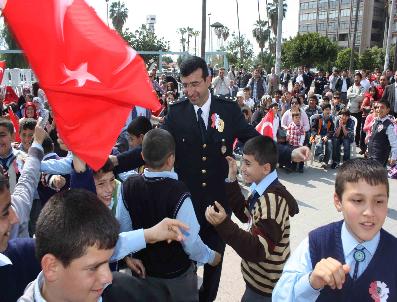 MERSIN VALISI - Çocuklar Taş Atmadı Polis Müdürü İle Zeybek Oynadı