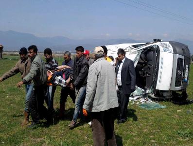 Edremit‘te Virajı Alamayan Araç Tarlaya Uçtu