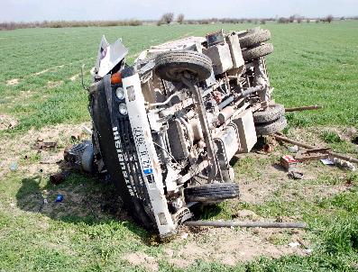 Kamyonet Devrildi: 4 Yaralı