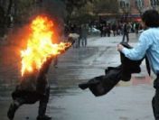 Üzerine benzin dökerek kendisini yaktı