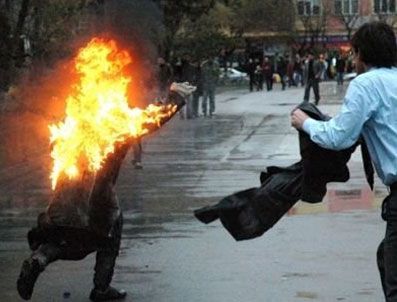 Üzerine benzin dökerek kendisini yaktı