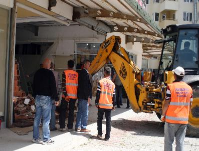 İSA YıLDıRıM - Antalya’Da Bina Aralarına Yapılan Dükkanlar Olaysız Yıkıldı