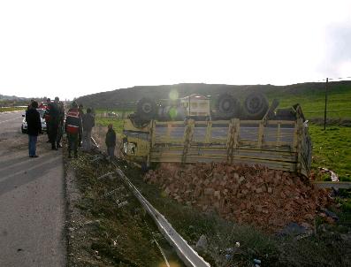 Tuğla Yüklü Kamyon Tarlaya Uçtu: 1 Yaralı