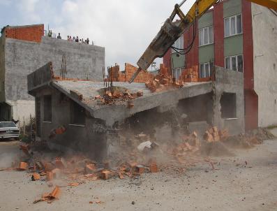 ÖZGEN KESKIN - Bursa'Da Olaylı Yıkım