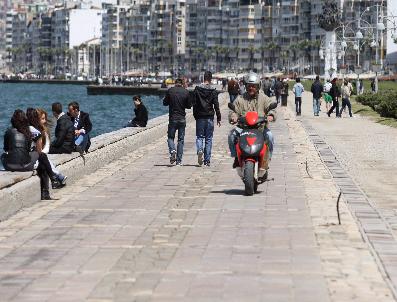 Yayalara Ait Yolda Gezen Motosikletliler İzmirlileri Bıktırdı