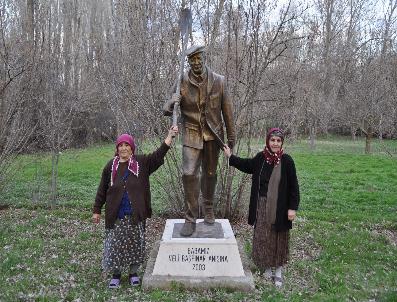 Ölen Eşinin Hasretini Heykelle Gideriyor