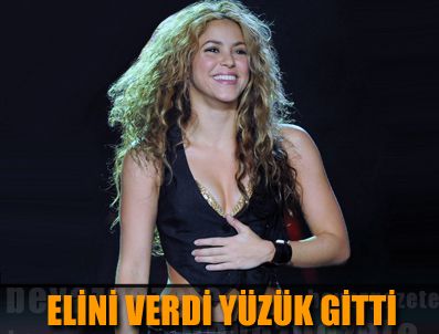 SHAKİRA - Shakira yüzüğünü fena kaptırdı