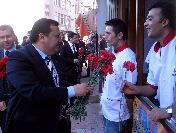 Ak Parti Teşkilatı Kutlu Doğum Haftası Kapsamında Esnafa Karanfil Dağıttı