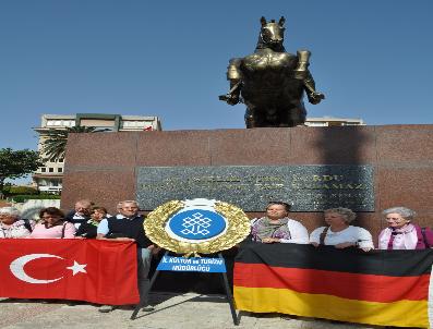 ŞAHIN BAYHAN - Minik Mehteranlar Turistlerin İlgi Odağı Oldu