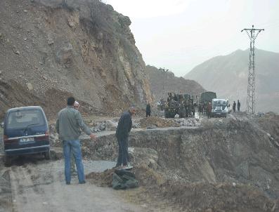 BEYYURDU - Hakkari‘de Köy Yolu Çöktü