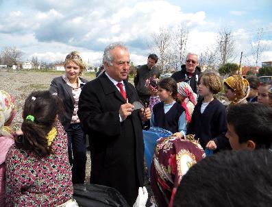 MURAT SARı - Lapseki’De Öğrenciler Belediye Başkanı İle Birlikte Sahil Temizliği Yaptı
