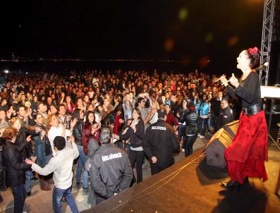 ŞEVVAL SAM - Şevval Sam İzmirlilerle Hasret Giderdi