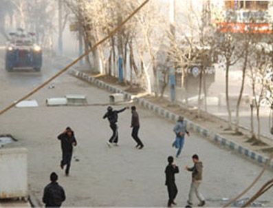 FERİT MELEN - Van'da Mhp Konvoyuna Saldırı