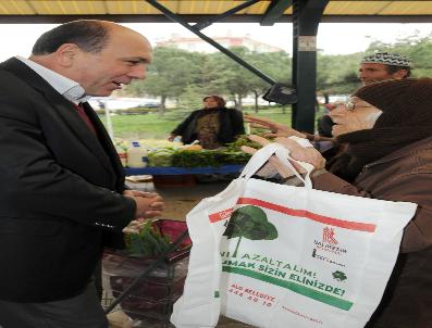 İSMAIL OK - Balıkesir Belediye Başkanı Ok, Pazaryerinde Çevreci Torba Dağıttı