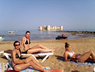 NECATI KALE - Kızkalesi‘nde Turistlerin Deniz Keyfi