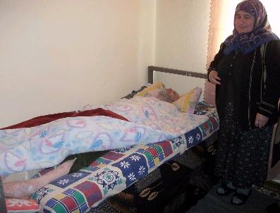 (Özel Haber) 25 Yıldır Yatalak Eşine Bakıyor