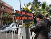 Bir grup BDP' li adliye binasına siyah çelenk bıraktı