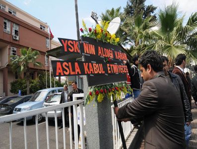 ERTUĞRUL KÜRKÇÜ - Bir grup BDP' li adliye binasına siyah çelenk bıraktı